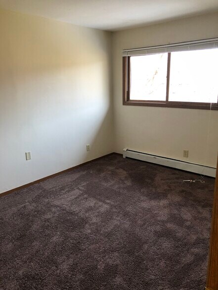 Building Photo - 827 W Hillcrest Dr