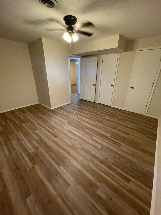 Building Photo - 6 Bed 2.5 Bath 2 Car Garage