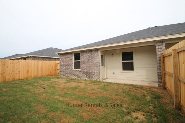 Building Photo - Loaded With Amenities!