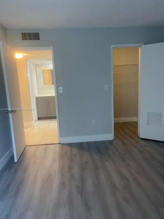 Building Photo - 8870 Fontainebleau Blvd