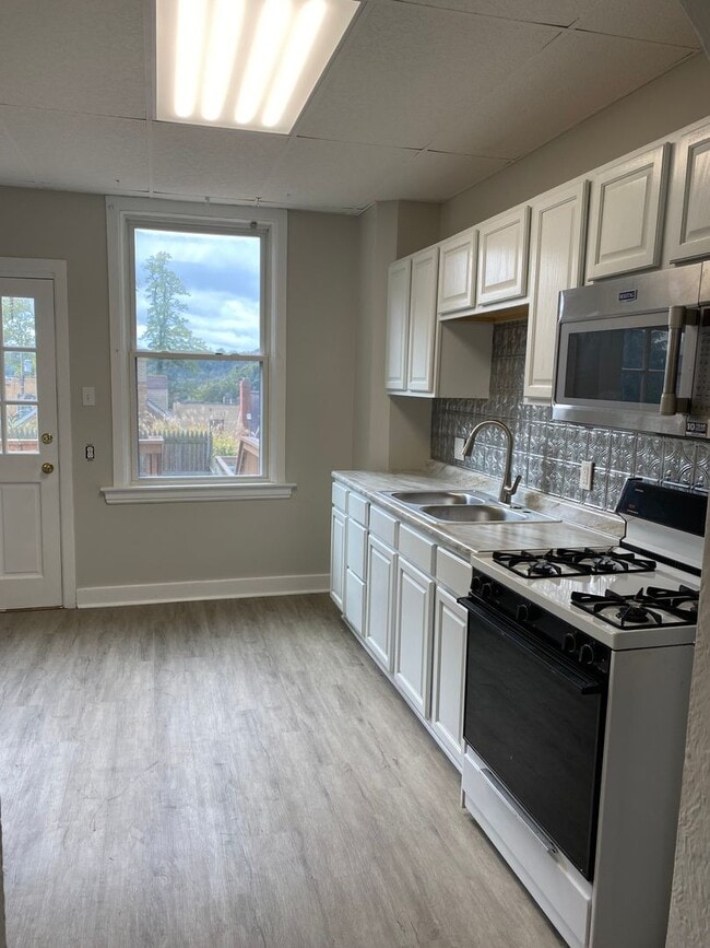 Building Photo - 2 Bedroom + Den, Updated Row House with Of...