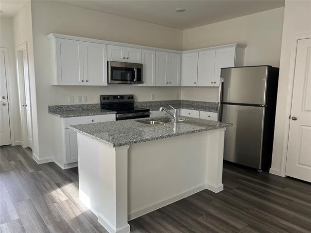 Building Photo - 5925 Sahara Dr