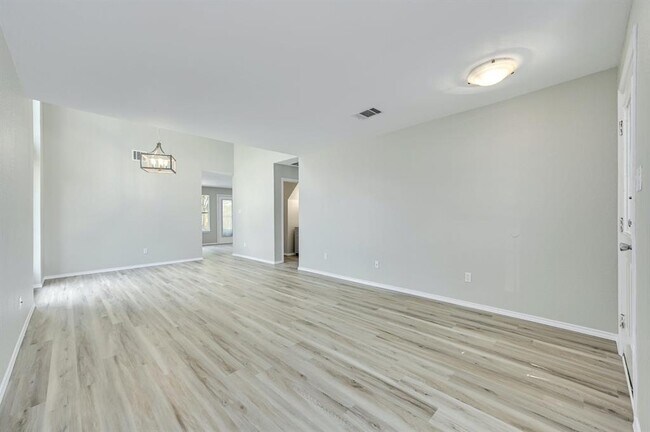 Building Photo - 15316 Ecorio Dr