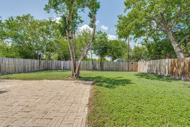 Building Photo - Charming 2-Bedroom Home with Updated Kitch...