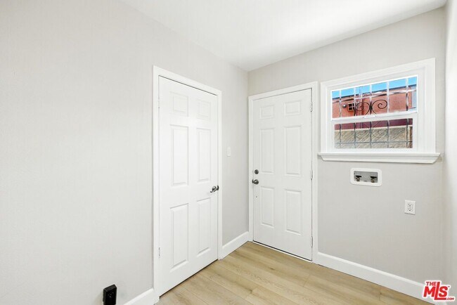 Building Photo - 8853 S Halldale Ave