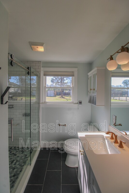 Building Photo - 823 Jordan St