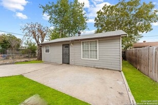 Building Photo - 315 Pool Dr