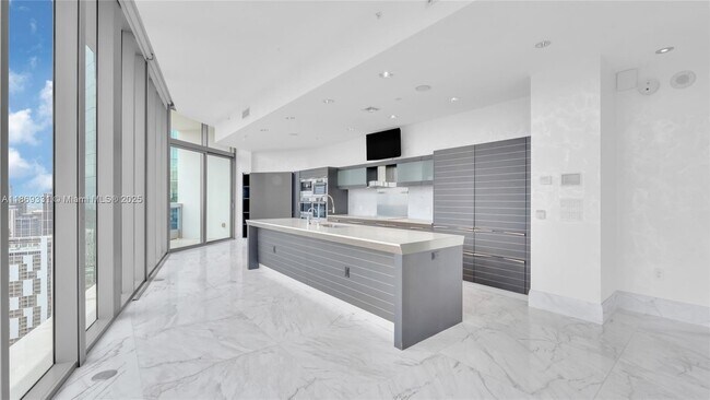 Building Photo - 200 Biscayne Blvd Way