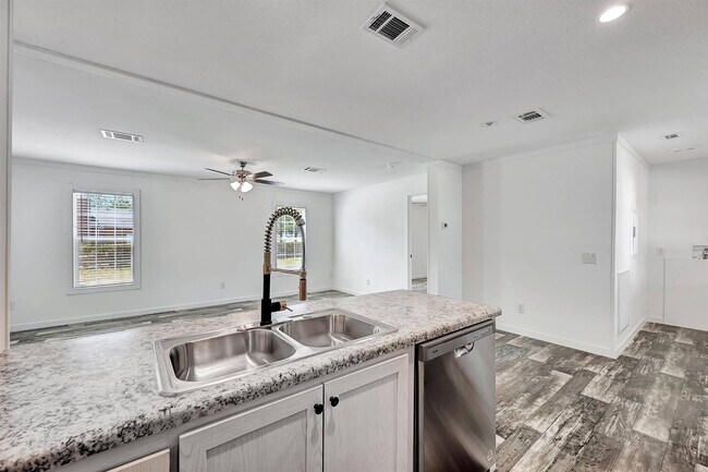 Building Photo - 2563 Skyview St