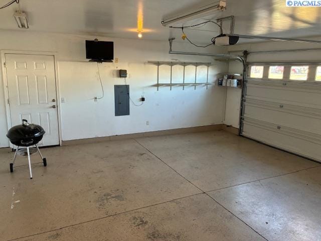 Building Photo - Great Back Yard! Lawn Care Included