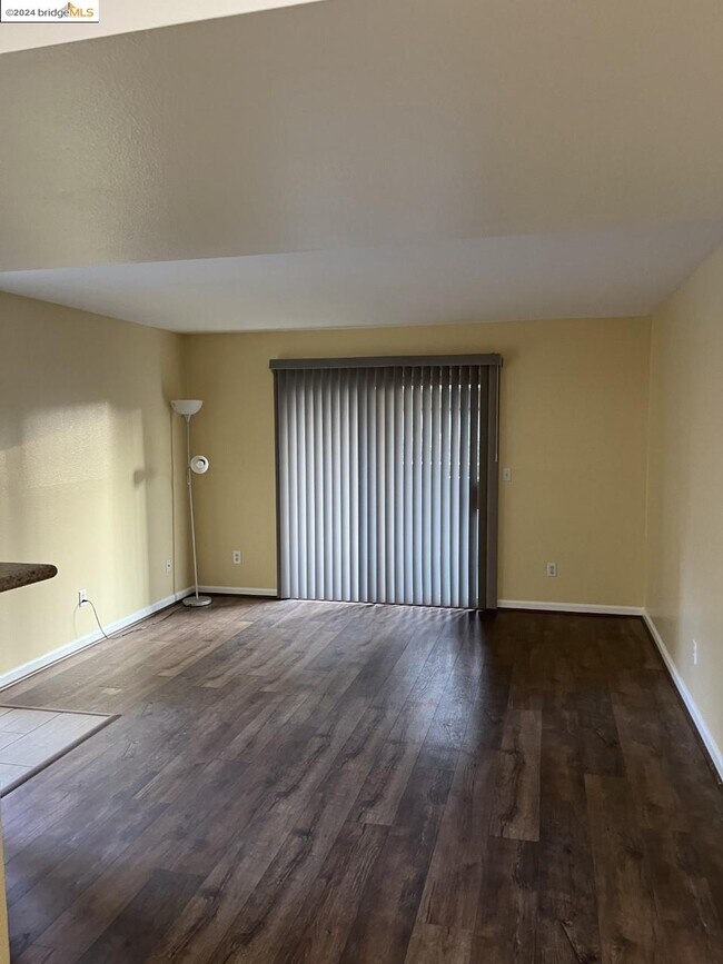 Building Photo - 1207 Lakeview Cir