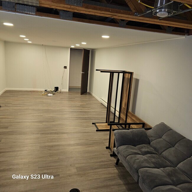 Building Photo - 1224 E Decorah Rd