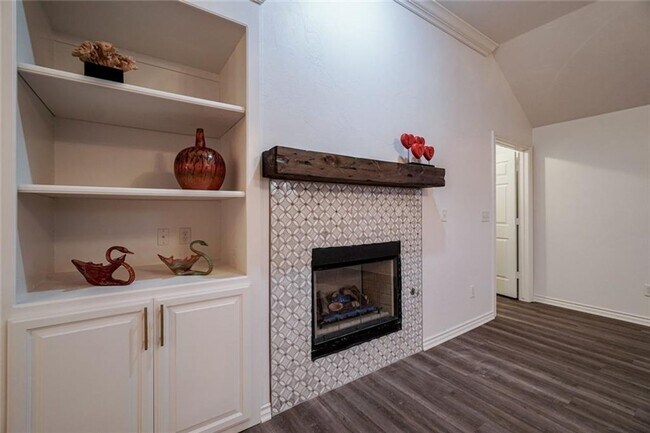 Building Photo - Absolutely Adorable, 2 bed, 2 bath, 2 car ...
