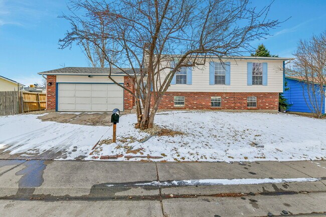 Building Photo - $2,540.95 with $300 off the first month's Rent- 4 Bedroom, 1.5 Bath, Single Family Home in Aurora...