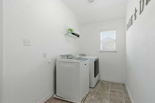 Building Photo - 11300 Hubbard Creek Dr