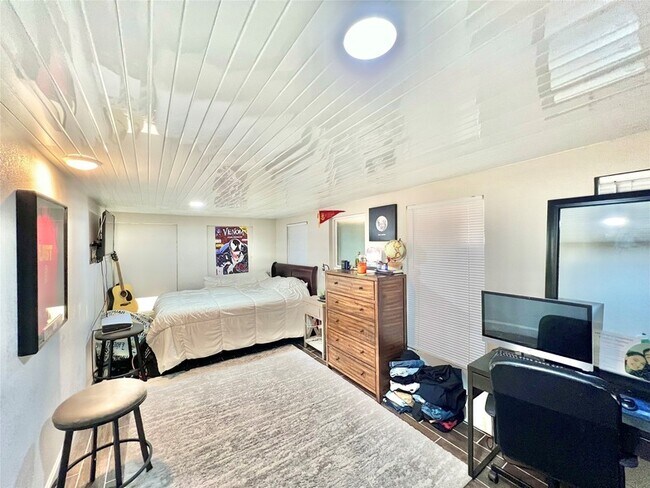 Building Photo - 4913 W 43rd St