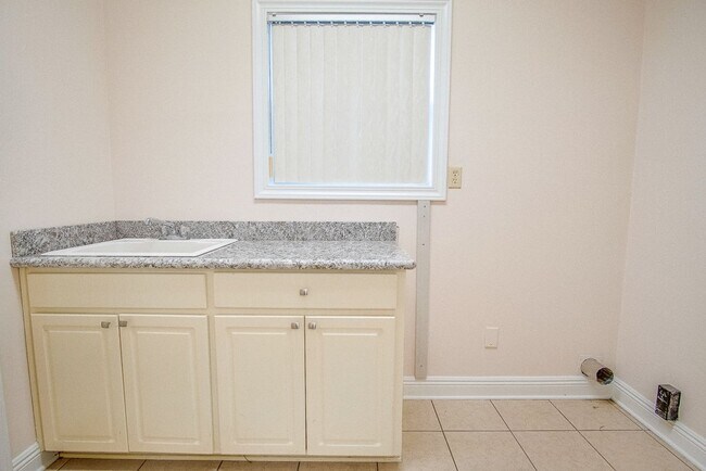 Building Photo - Festive Move-In Special! 4BR/3BA Lenox Gem...