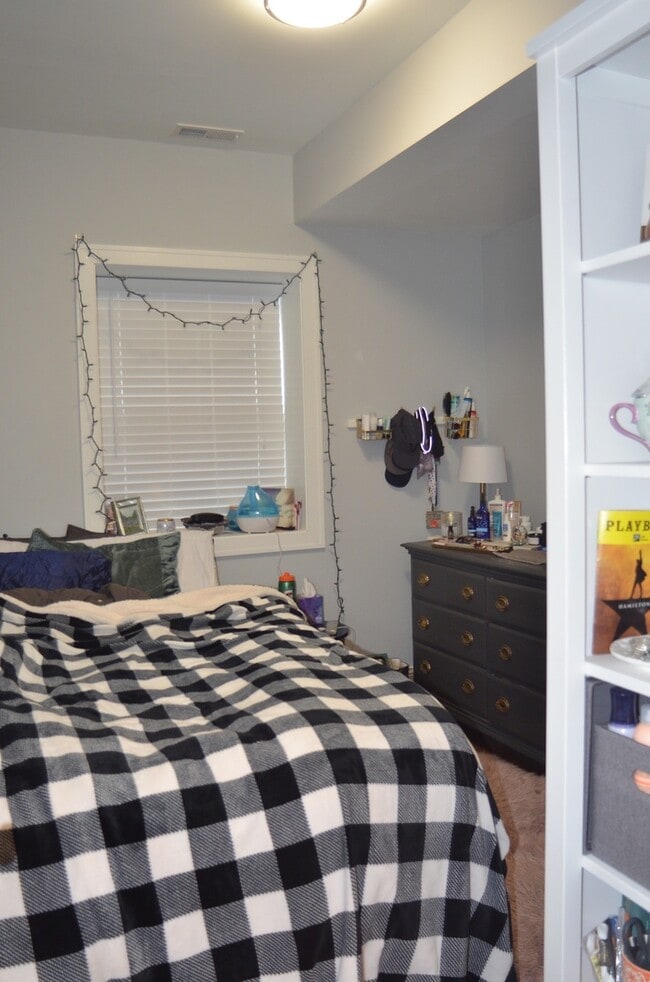 Building Photo - Luxury  3 bedroom duplex in Lakeview  www.CedarRealty.com