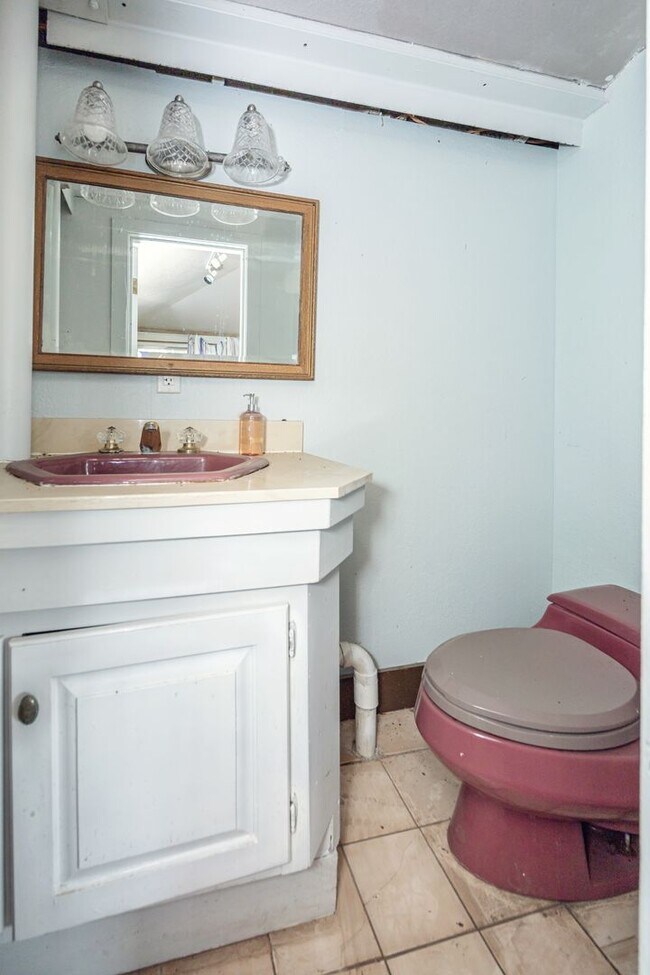 Building Photo - 3 Bedroom 2 Bath Back Bay Luxury Rental Home