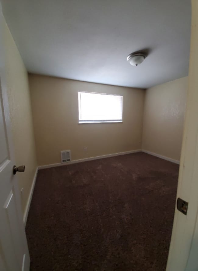 Building Photo - 6 bedroom, 2 bath home with Two Car Garage!!!!