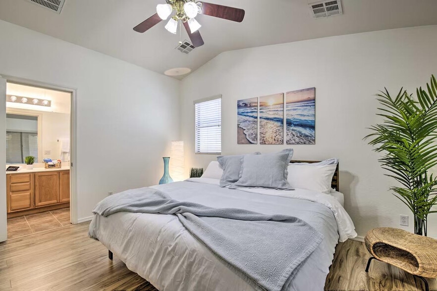 Building Photo - 1021 S 167th Ln