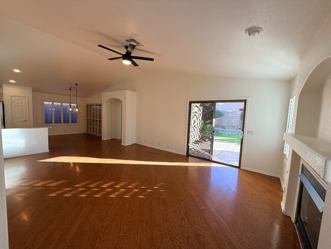 Building Photo - 6061 E Rochelle St