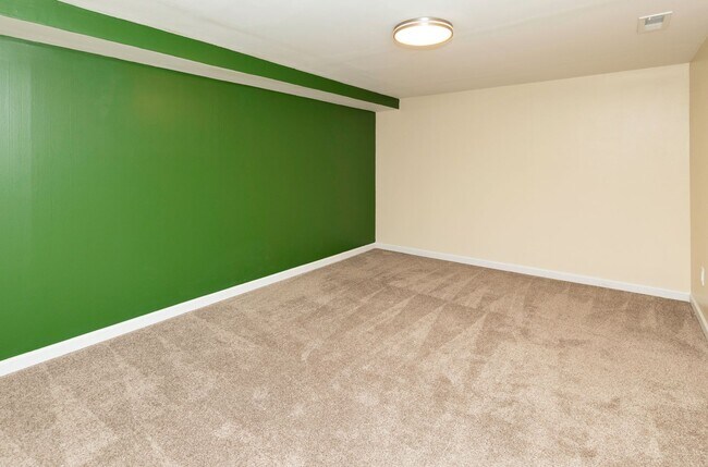 Building Photo - NEWLY UPDATED!! 3 Bedroom, 2 Bathroom Home in Des Moines!