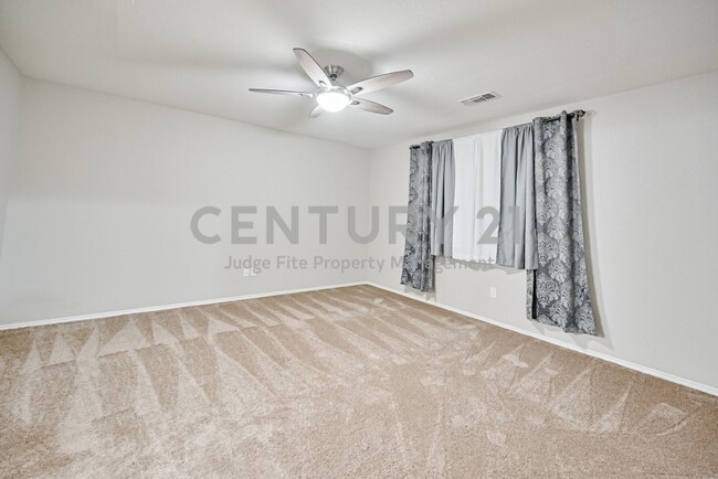 Building Photo - Well Maintained and Tastefully Updated 3/2...