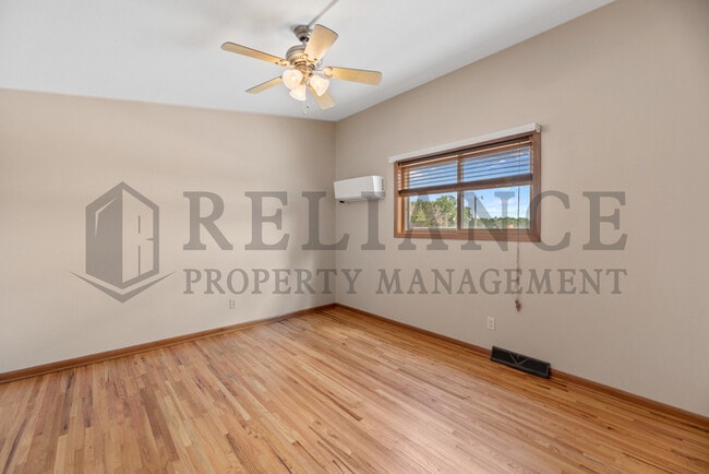 Building Photo - 533 S Westview Dr