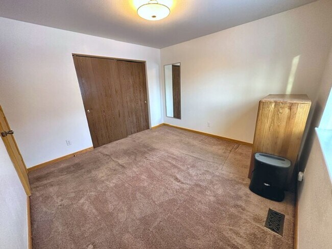 Building Photo - South Anchorage Home with Fenced in Yard & In Unit Laundry