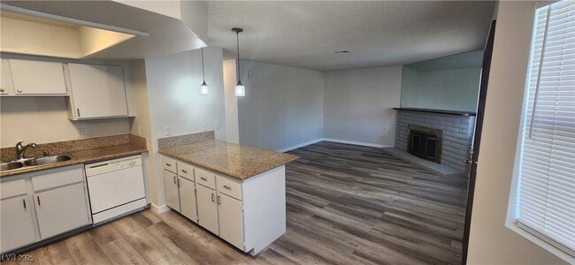 Building Photo - 825 Rock Springs Dr