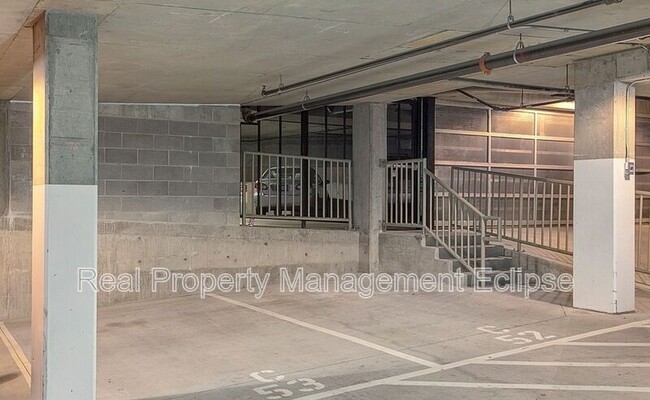 Building Photo - 211 Kirkland Ave