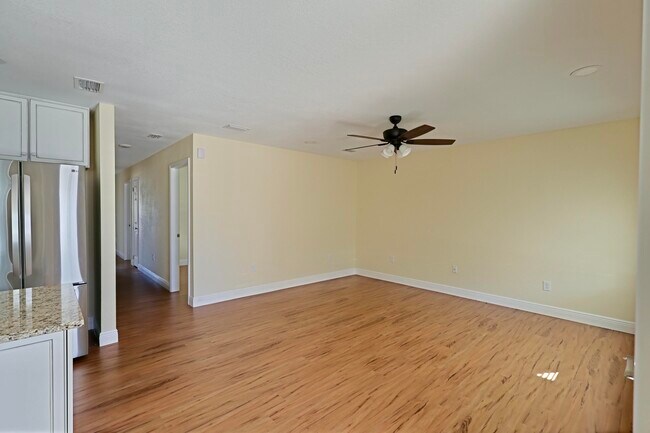 Building Photo - 2168 Paloma St