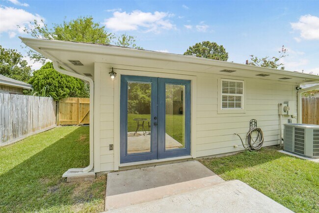Building Photo - 18147 Dinner Creek Dr