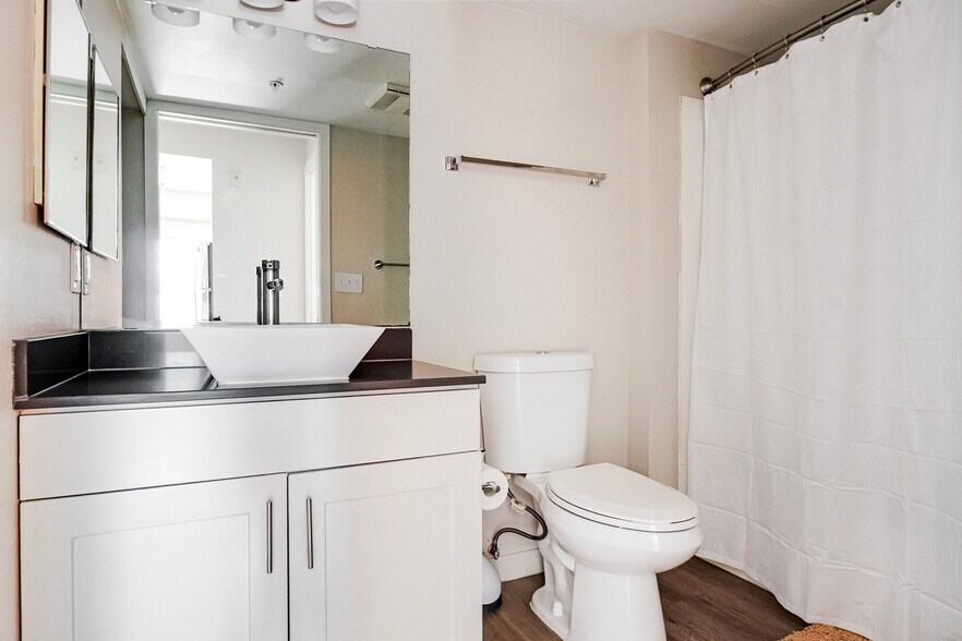 Building Photo - 526 Yale Ave N