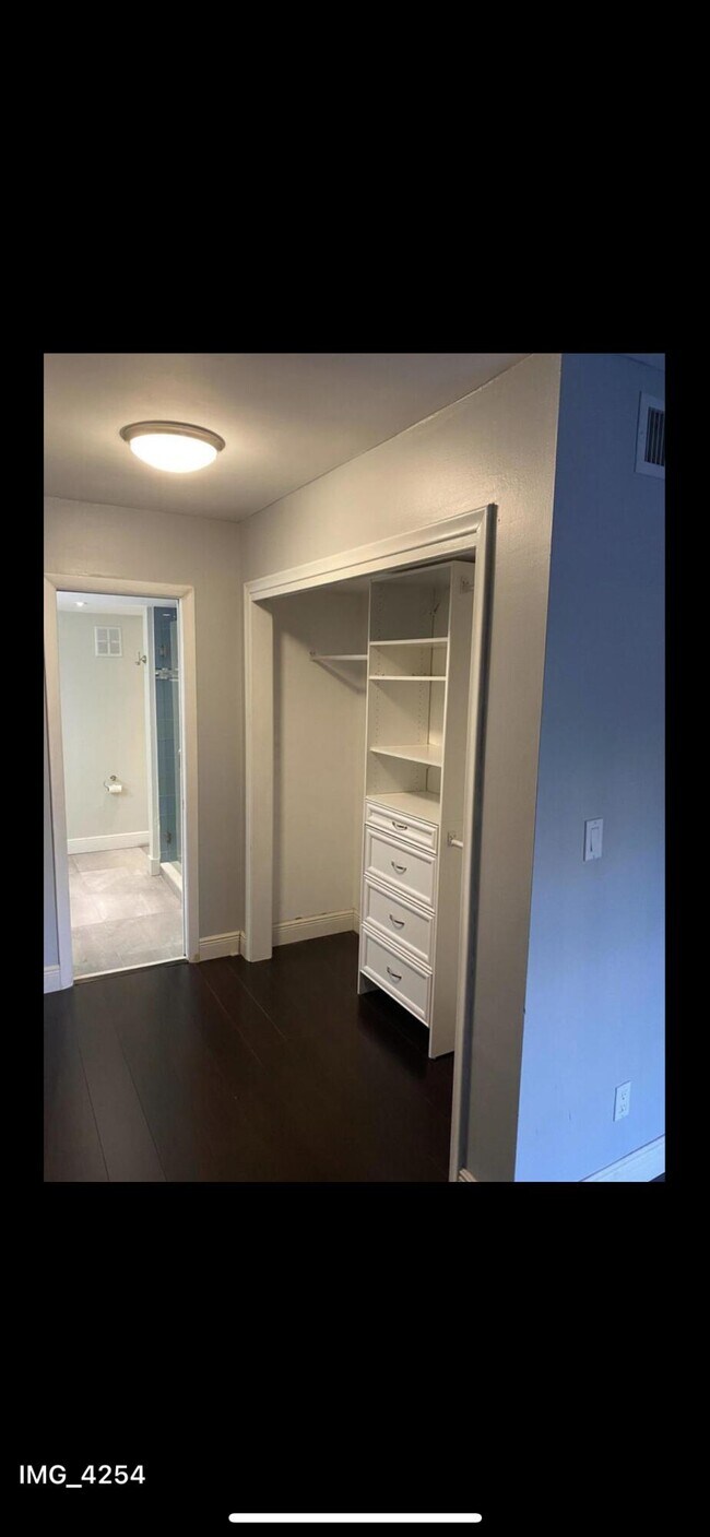 Building Photo - 6557 Racquet Club Dr