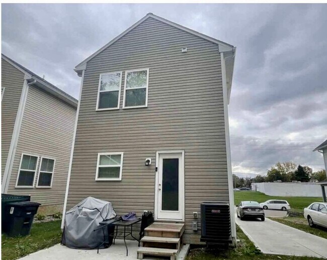 Building Photo - Updated 3 Bed, 2.5 Bath Home in Lane-Wooster Area