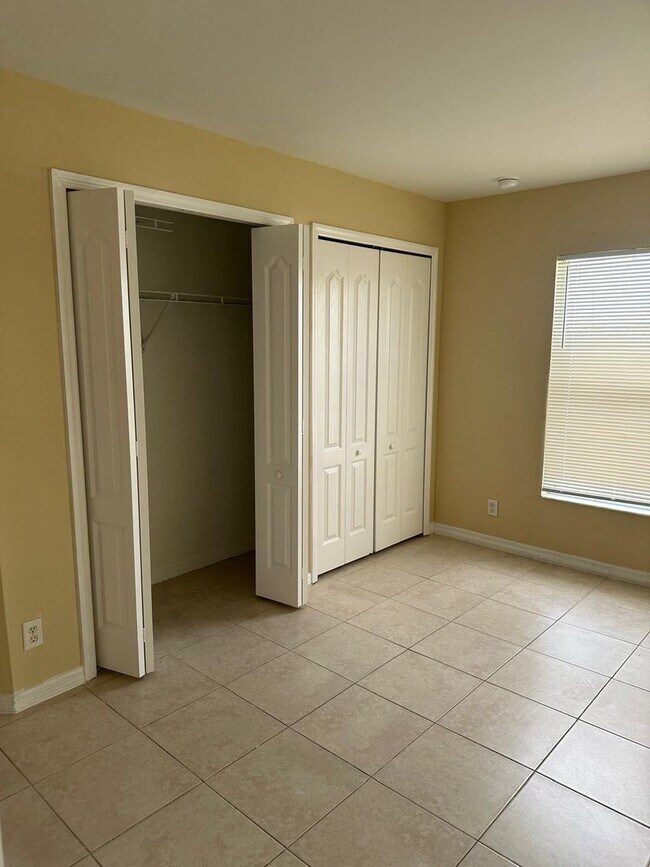 Building Photo - Spacious 3-Bed + Den Home with 2-Car Garag...