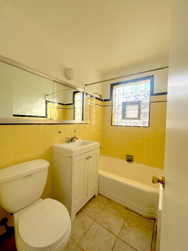 Building Photo - 6557 N California Ave