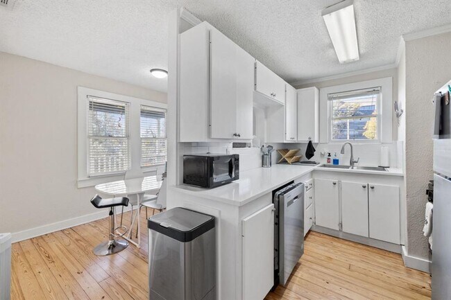 Building Photo - Cherrywood Duplex 7 Bedroom 4 Full Baths