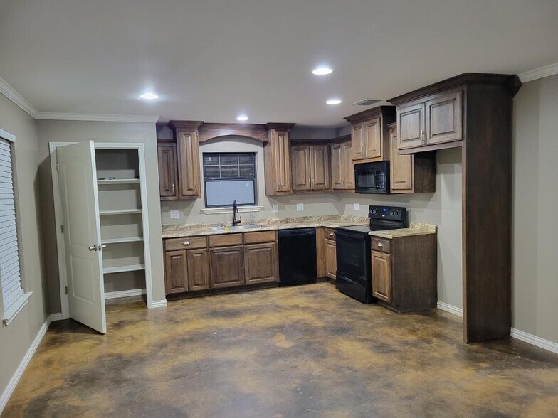 Building Photo - 18060 County Road 1100