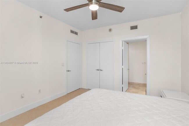 Building Photo - 1060 Brickell Ave