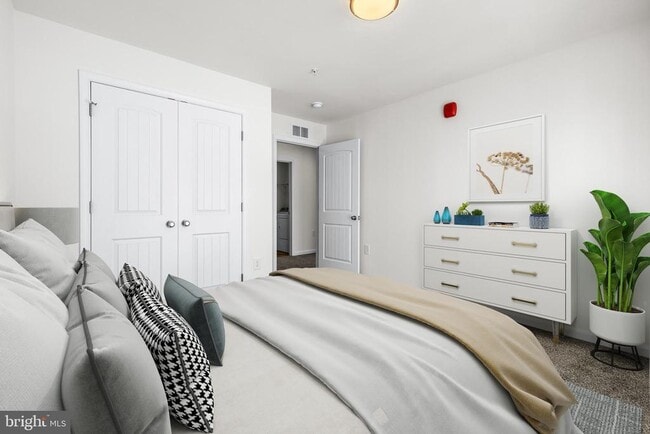 Building Photo - 900 Gilbert Rd