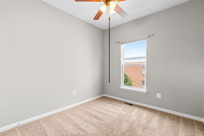 Building Photo - 3 Bedroom 3.5 Bathroom - Wheaton Townhouse...