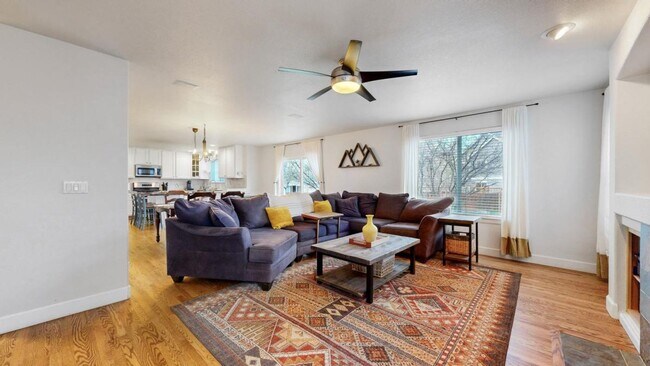 Building Photo - Beautiful Home in the Ridge Crest Neighbor...