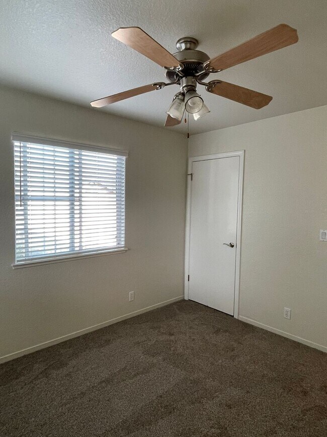 Building Photo - Chico 3 bed 2 bath Condo, Pool, Reserved Parking, upstair unit. newly refurbished