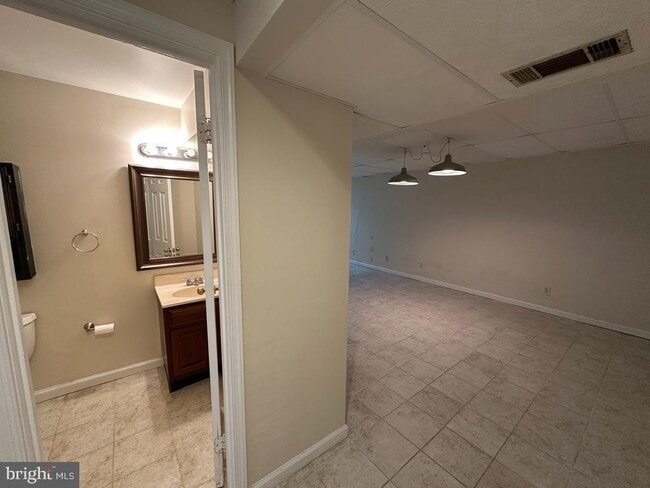 Building Photo - 893 Broad Oaks Dr