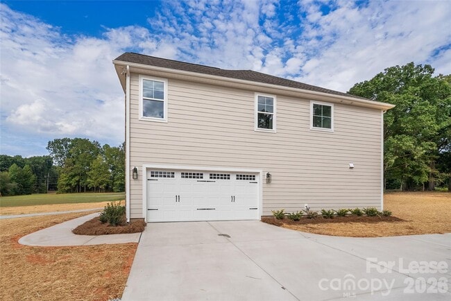 Building Photo - 818 N Rocky River Rd