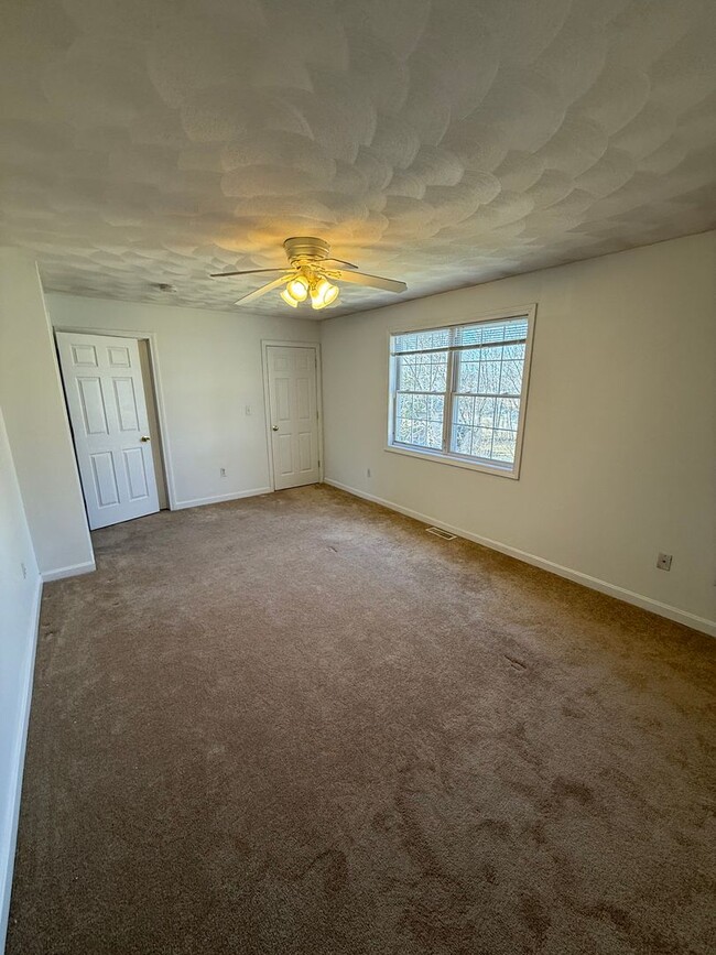 Building Photo - spacious three-bedroom townhouse!