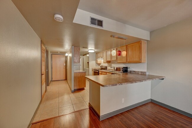 Building Photo - 1BR/1BA Comfortable Condo in Montclair Nei...